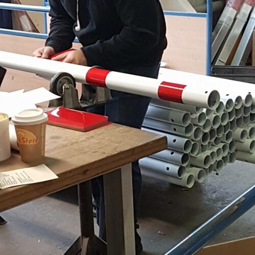 Uitneembare parkeerpalen D76mm 28 Een kijkje in onze fabriek. Het aanbrengen van de hoogwaardige reflecterende folie is nog altijd een stuk vakwerk.